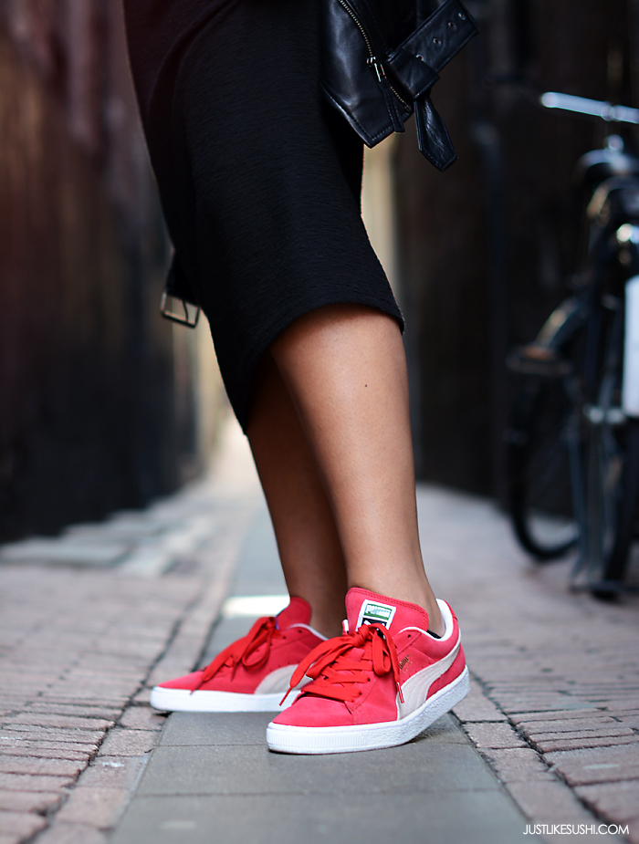 red suede pumas on feet